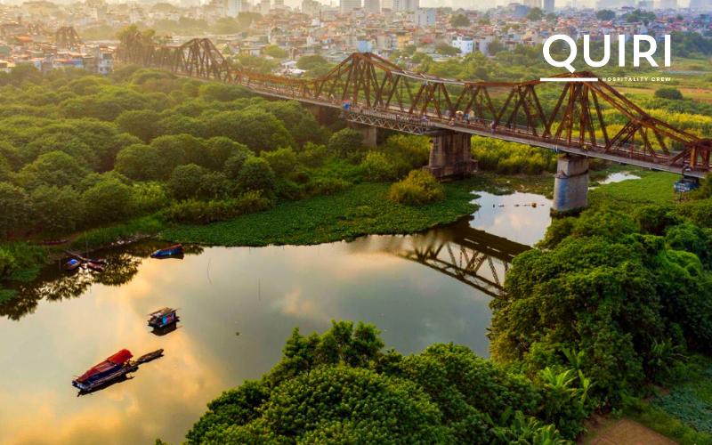 The city blends riverside beauty, colonial architecture, and vibrant street culture.