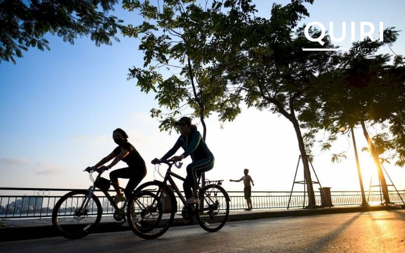 Enjoy peaceful lakeside walks or cycling in Hanoi’s autumn air.