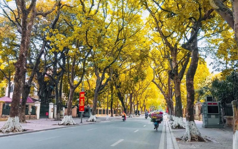Hanoi in October enjoys mild, pleasant weather and golden autumn light.