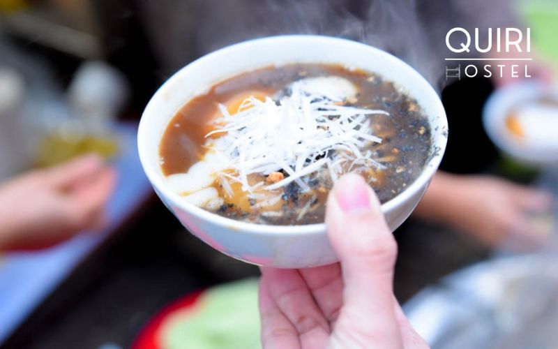 Tasting winter street food is one of the best things in Hanoi in winter.