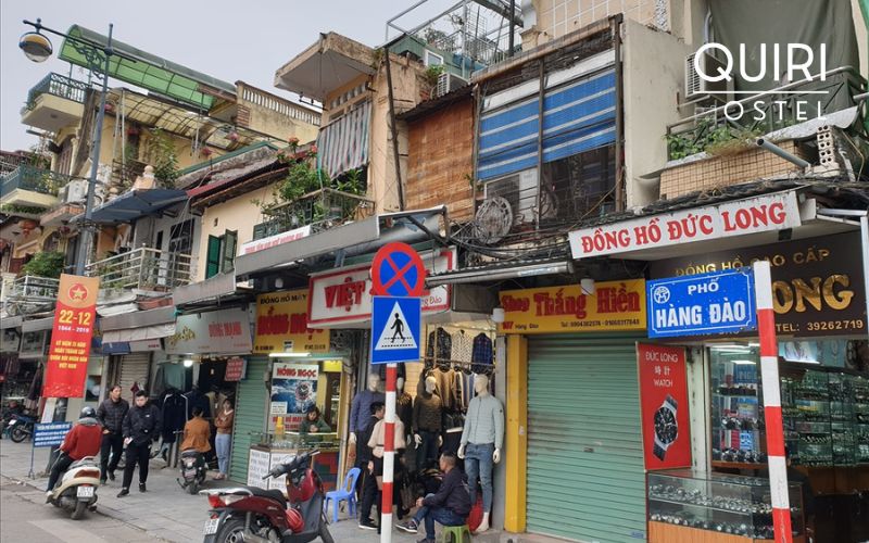 The street stays lively with constant shops easily found on maps.