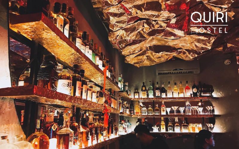 A high-energy pub bar experience deep inside Old Quarter nightlife