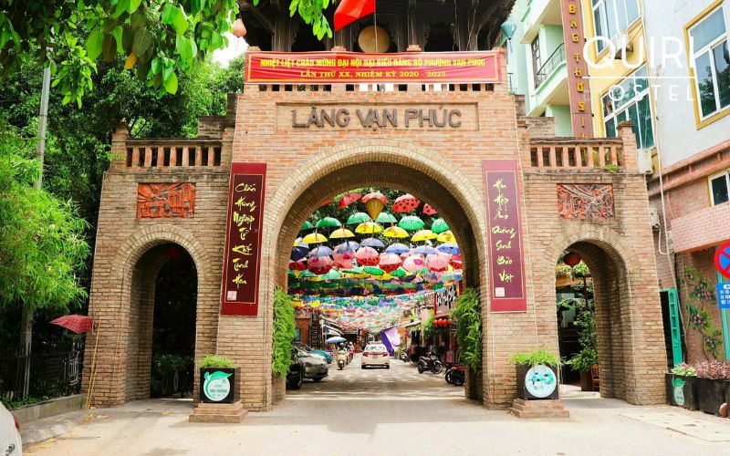 A quick look at the traditions and atmosphere shaping Van Phuc Silk Village.
