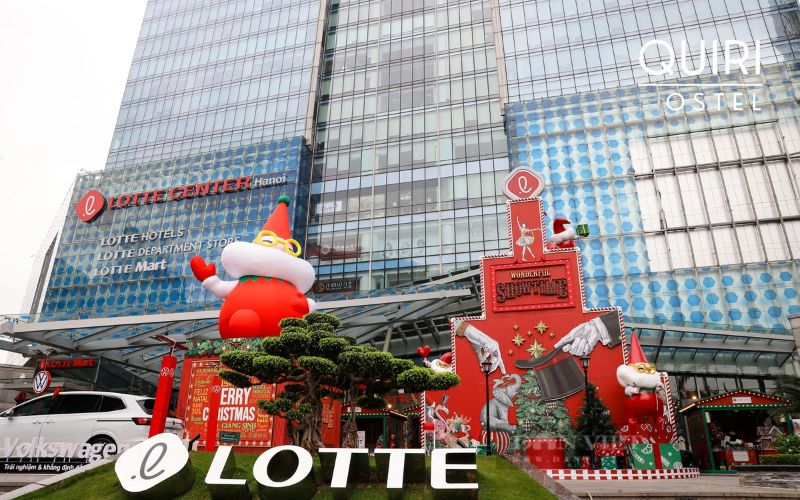 Modern malls add comfort and decoration to Hanoi at Christmas