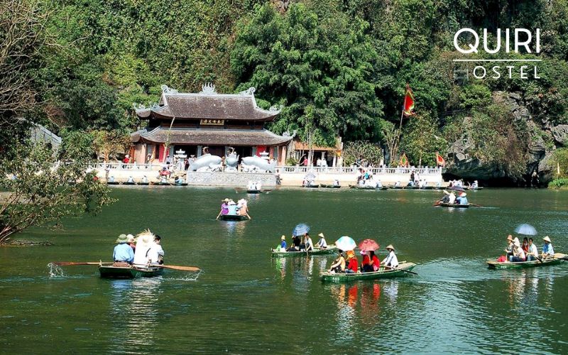 Seasonal rhythms shape how travelers experience the landscapes around this complex.