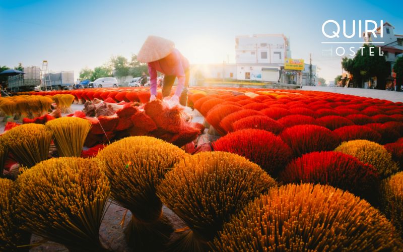 Visitors discover rich cultural scenes within Quang Phu Cau Incense Village.