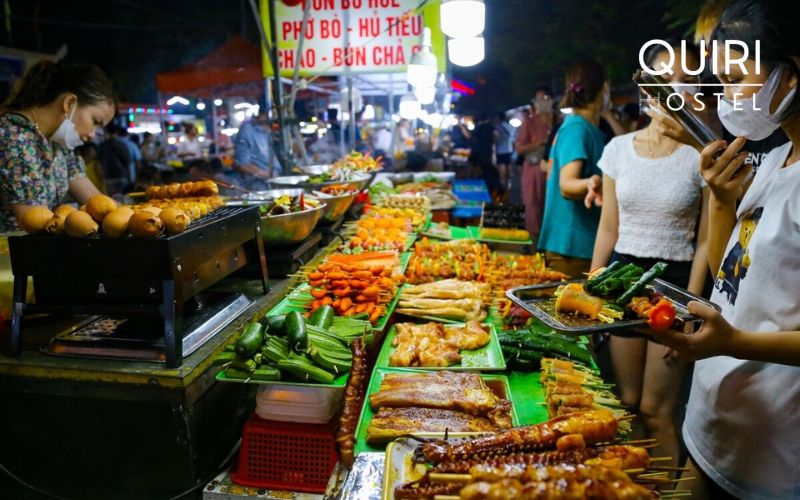 Weekend crowds create a sociable, relaxed atmosphere ideal for wandering.