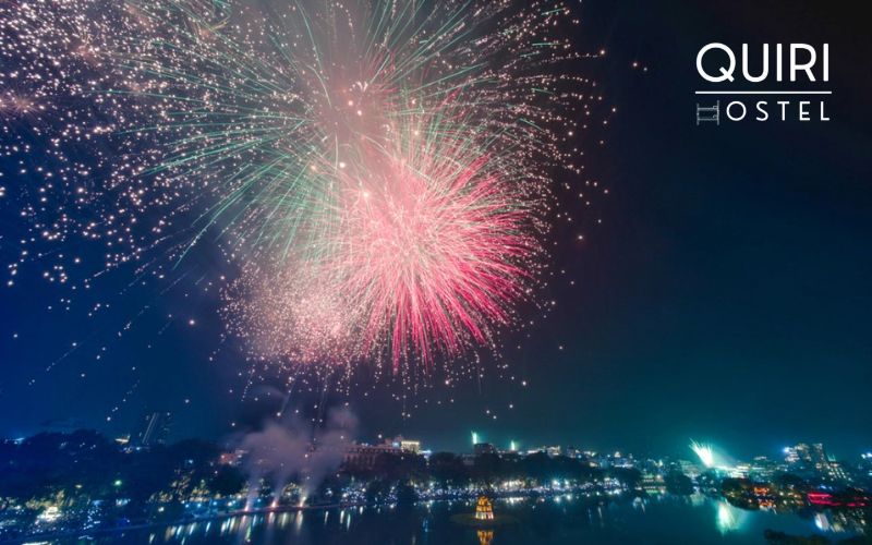 Lunar New Year’s Eve in Hanoi peaks at crowded central hubs.