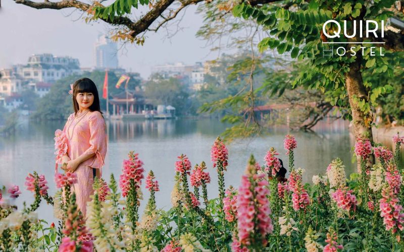 Spring makes lake mornings peaceful and photo-friendly.