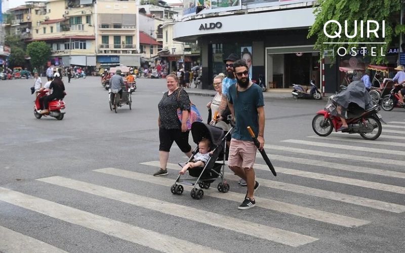A simple method makes crossing street in Vietnam easier and safer.